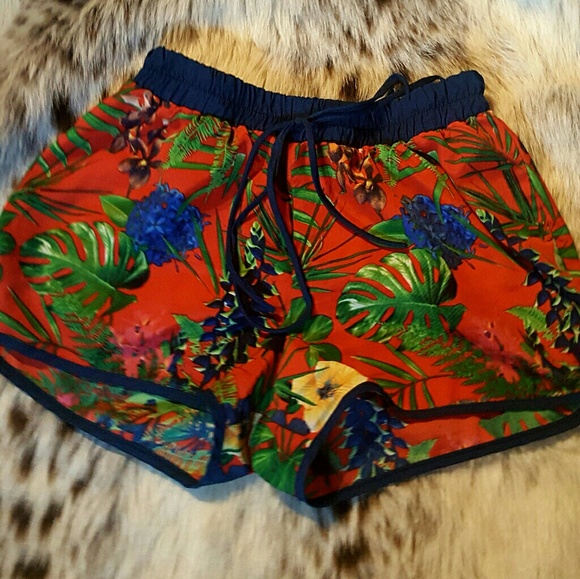Printed shorts size small - Picture 1 of 4